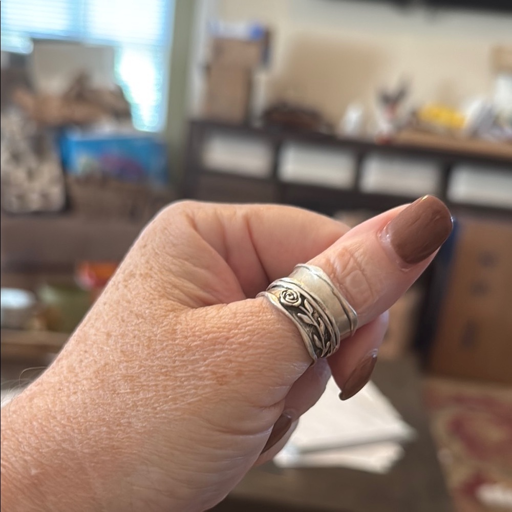 Stylish Silver Rose Motif Ring